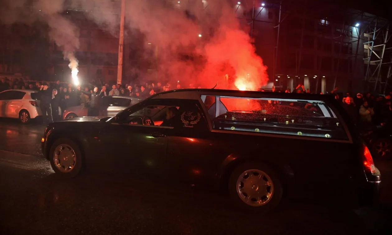 «Αδέλφια ζείτε, εσείς μας οδηγείτε», στην Τούμπα οι σοροί των επτά οπαδών του ΠΑΟΚ