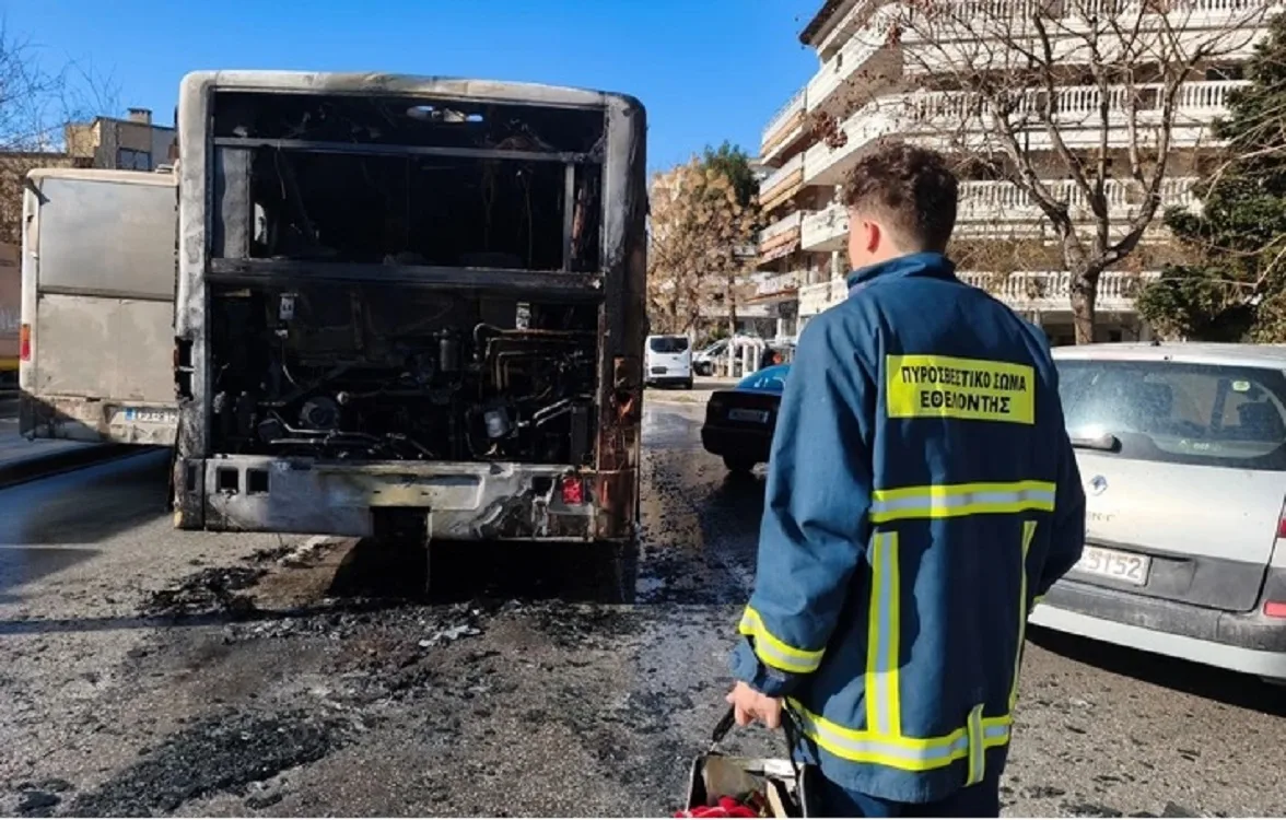 Φωτιά σε αστικό λεωφορείο στη Θεσσαλονίκη: Λαμπάδιασε το πίσω μέρος