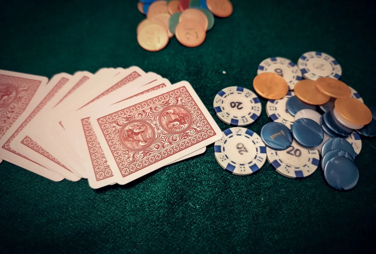 Νέο πλαίσιο για τον παράνομο τζόγο – Πόσα μπορεί να κερδίσει το κράτος