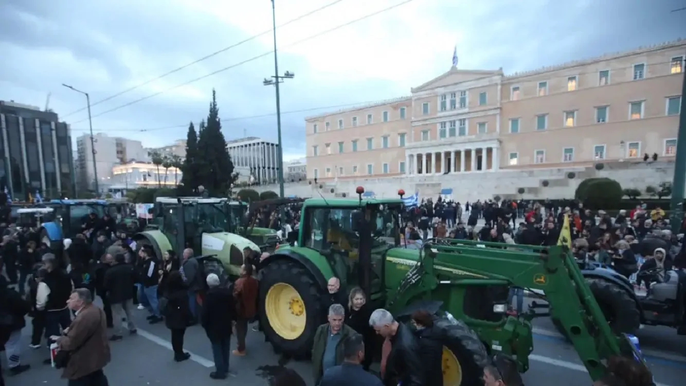 Αγρότες: Αποχωρούν από το Σύνταγμα αλλά προαναγγέλλουν νέα κινητοποιήσεις