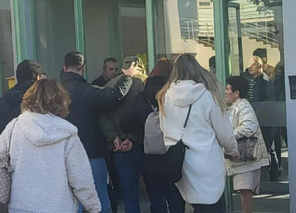 Αίγιο: Προθεσμία για να απολογηθεί πήρε ο 46χρονος για τους πυροβολισμούς σε ανήλικους - Ένταση στα δικαστήρια