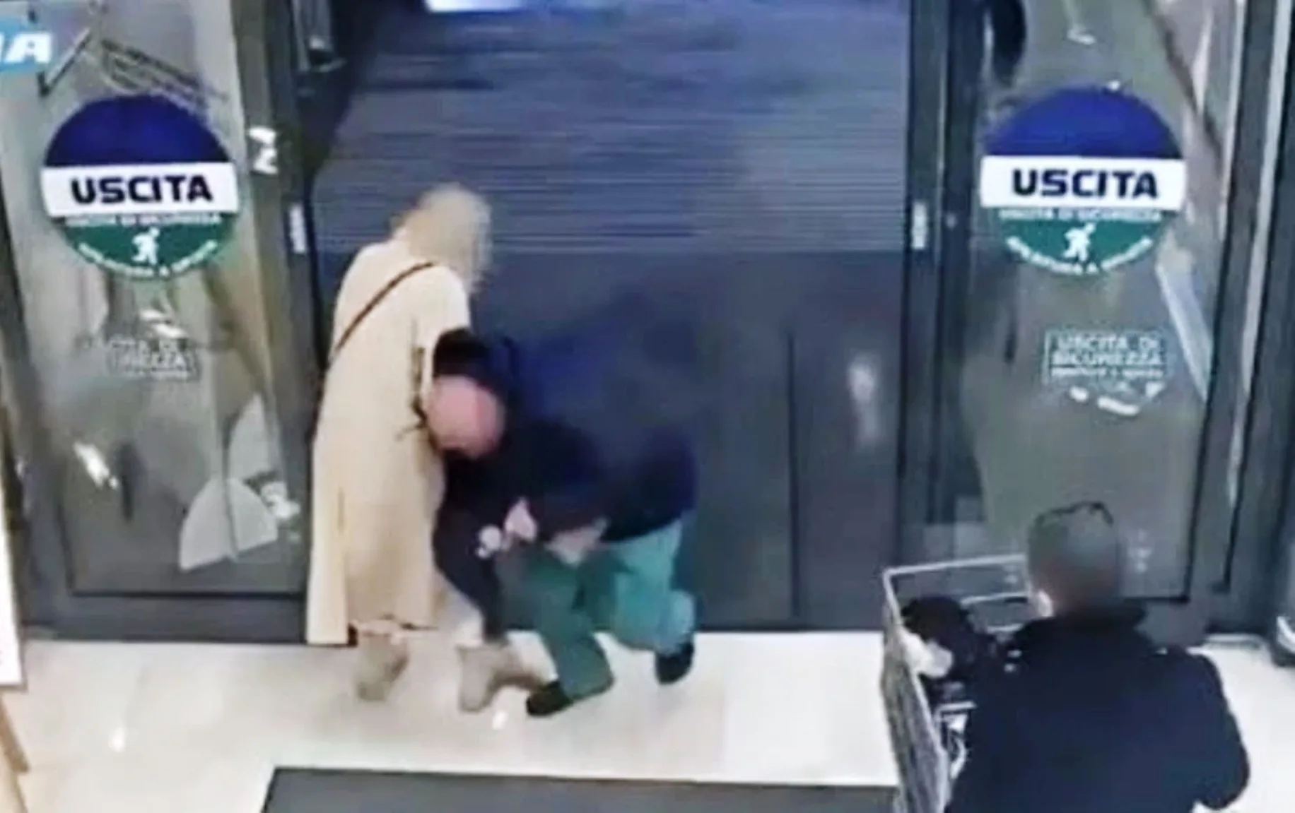 ΒΙΝΤΕΟ η στιγμή αρπαγής παιδιού από τα χέρια της μητέρας του