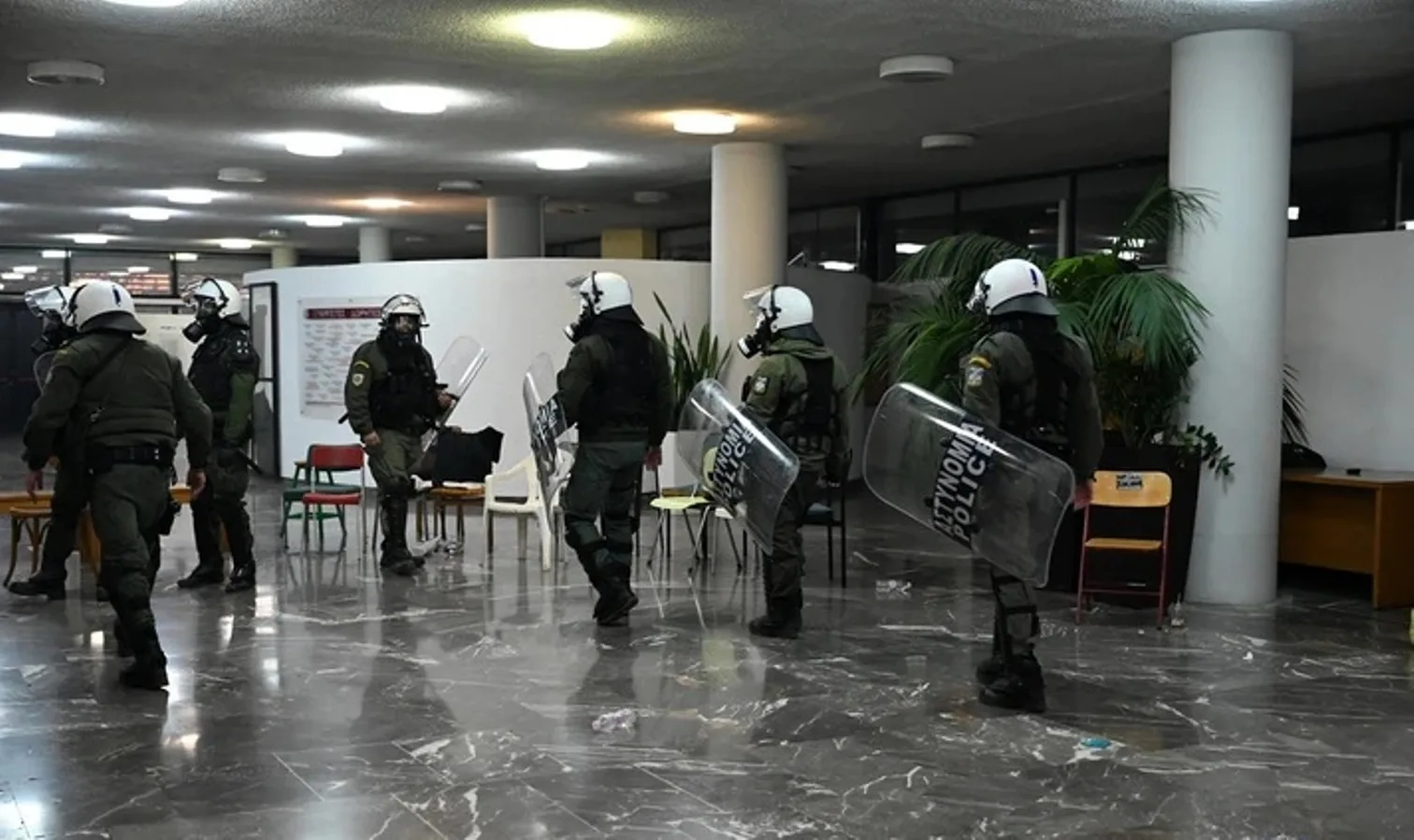 Αριστοτέλειο: 48 προσαγωγές και 38 συλλήψεις σε έφοδο της ΕΛΑΣ ΒΙΝΤΕΟ