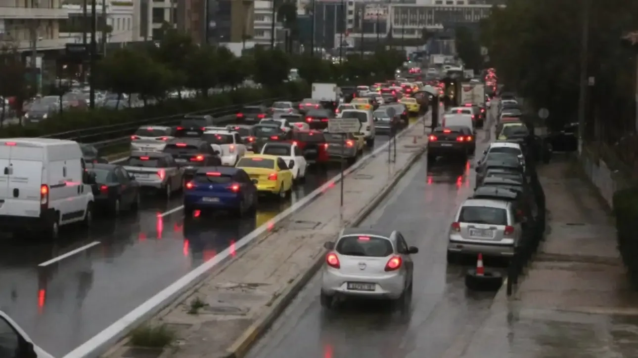 Δύο τροχαία στη Συγγρού το πρωί της Πέμπτης: Παράσυρση πεζού και καραμπόλα 5 οχημάτων