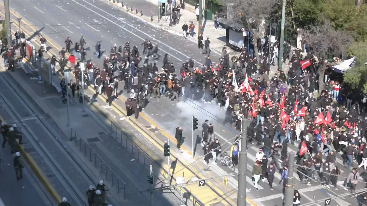 Επεισόδια στο Σύνταγμα μετά τη συγκέντρωση για τα Τέμπη – Προσαγωγές και σύλληψη άνδρα με αεροβόλο