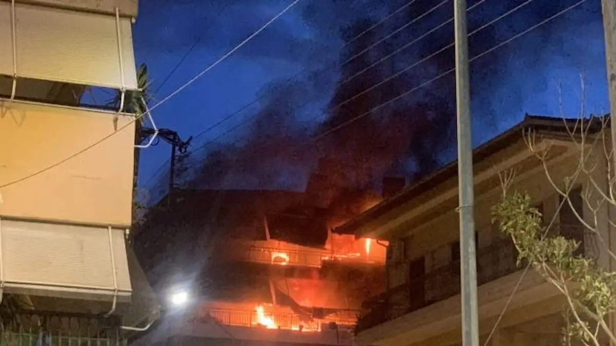 Τρομερή φωτιά σε διαμερίσματα πολυκατοικίας στην Αλεξάνδρεια Ημαθίας, ΒΙΝΤΕΟ
