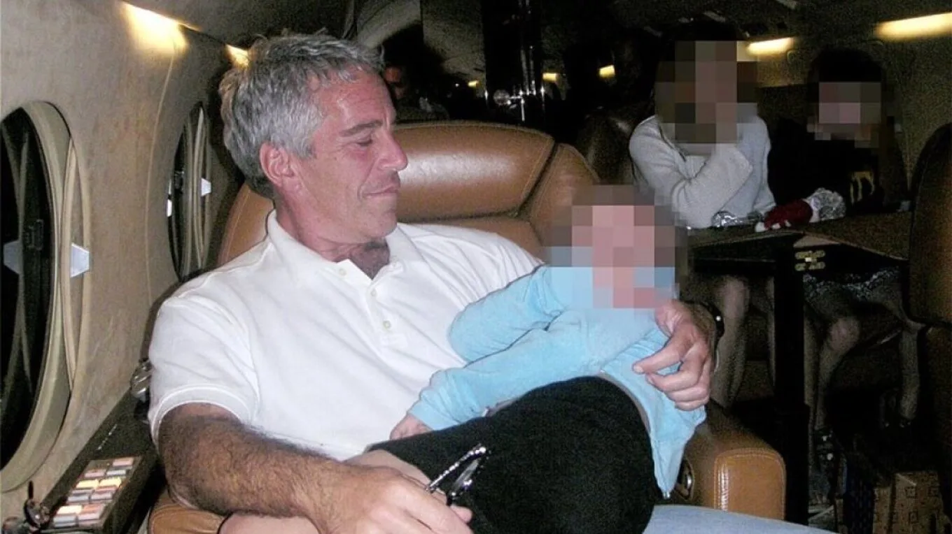 Αποκαλύψεις για μυστική αποθήκη του Τζέφρι Επστάιν: Γυμνές φωτογραφίες, δεκάδες πορνογραφικά περιοδικά και εγχειρίδια για σκλάβες του σεξ