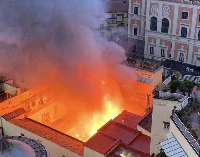 Νάπολι: Πυρκαγιά έκαψε γνωστό θέατρο ΒΙΝΤΕΟ
