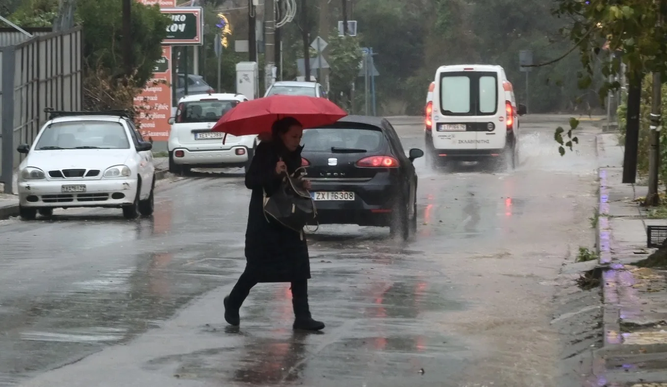 Έκτακτο δελτίο ΕΜΥ: Καταιγίδες, θυελλώδεις άνεμοι και αφρικανική σκόνη από απόψε – Ποιες περιοχές επηρεάζονται