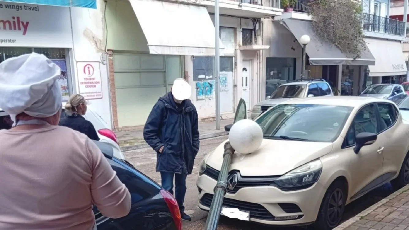 Νέα Μάκρη: Κατέρρευσε κολώνα φωτισμού στο κέντρο – Ζημιές σε αυτοκίνητο, γλίτωσε πεζός από τύχη