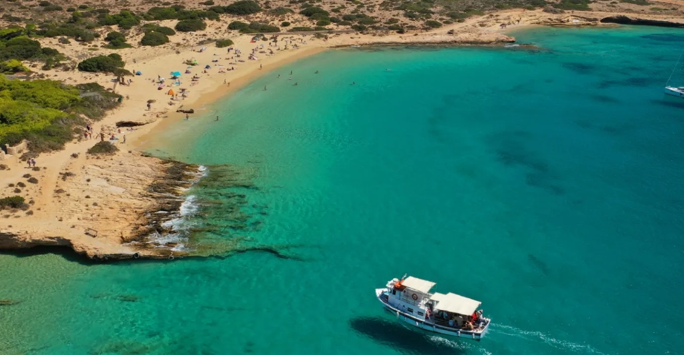 Κουφονήσια: Αντιδράσεις για καντίνες και ομπρελοξαπλώστρες σε προστατευόμενες παραλίες