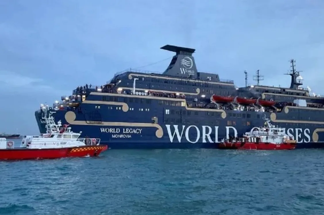 Φωτιά σε κρουαζιερόπλοιο με εκατοντάδες επιβάτες – Ένας νεκρός, σκηνές πανικού και μαζική εκκένωση ΒΙΝΤΕΟ