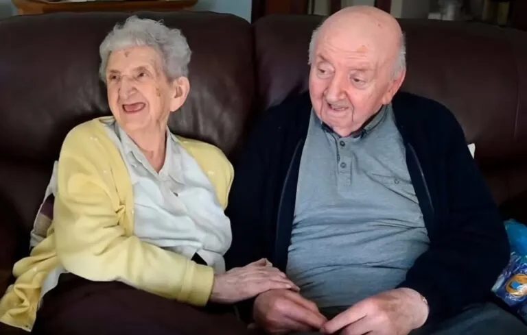 Απίστευτο, 98χρονη μετακόμισε σε οίκο ευγηρίας για να φροντίζει τον 80χρονο γιο της!