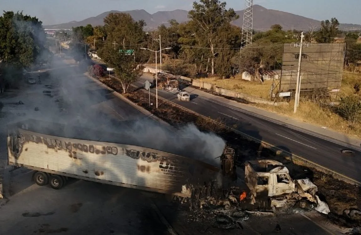 Μεξικό: Τουρίστες εγκλωβισμένοι και πτήσεις ακυρώνονται μετά τον θάνατο του «Ελ Μέντσο» – Βίαια αντίποινα σε 12 πολιτείες