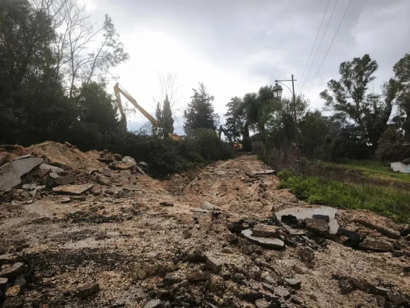 Πρέβεζα: Στο έλεος της κακοκαιρίας με κατολισθήσεις και πλημμύρες, στον «αέρα» ολόκληρο κατάστημα λόγω διάβρωσης του εδάφους