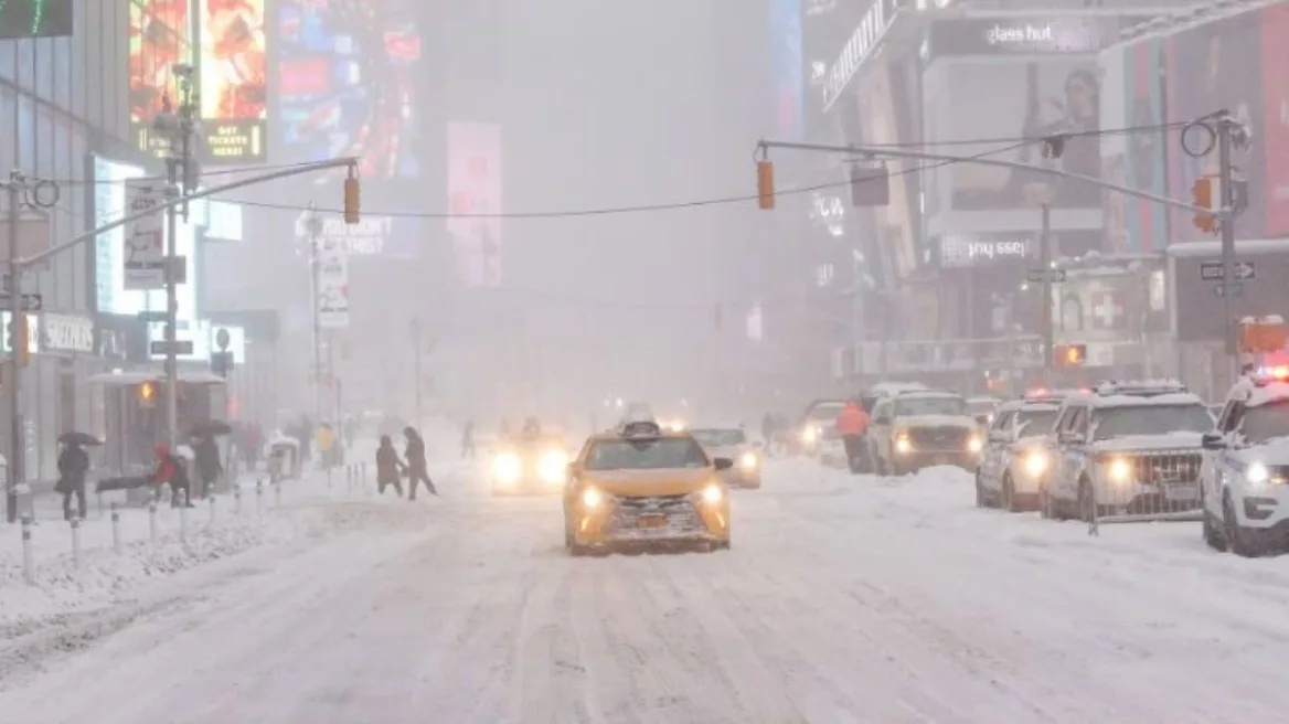 Νέα Υόρκη: «Παραλύει» από σφοδρή χιονοθύελλα