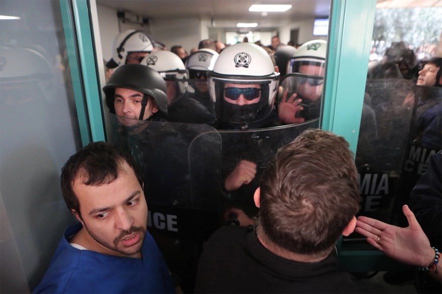 Νίκαια: Καταγγελίες για αστυνομική βία έξω από το Κρατικό – Τι λέει η ΟΕΝΓΕ για τα επεισόδια