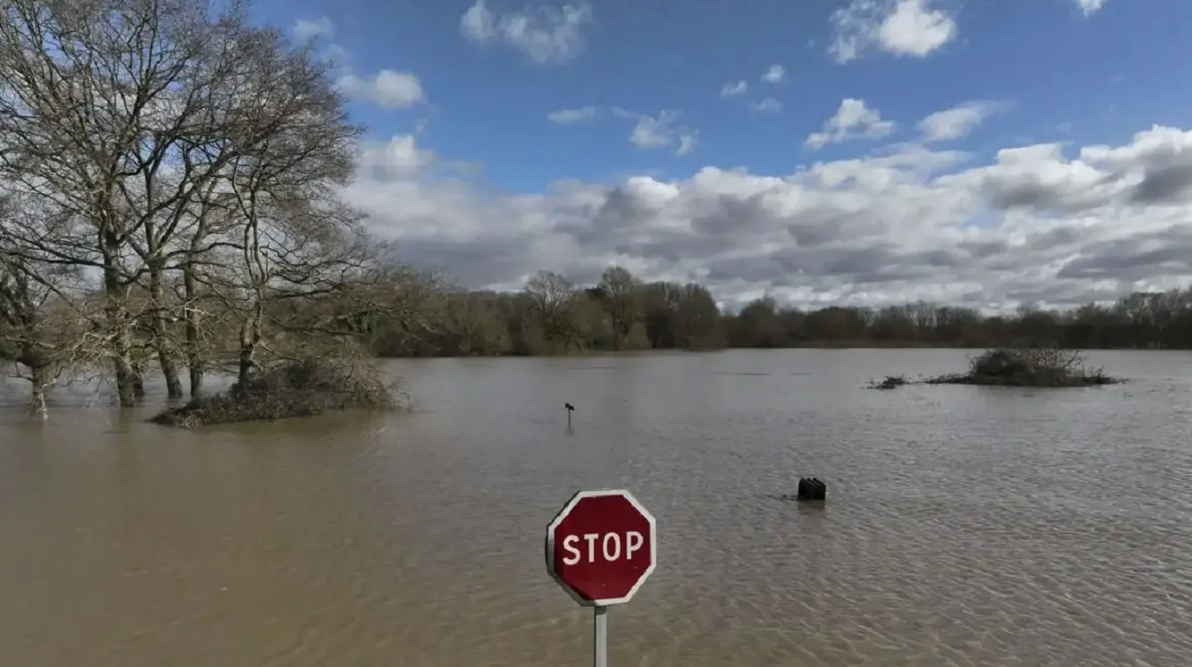 Καταιγίδα Nils «χτυπά» τη Γαλλία: Ένας νεκρός, 850.000 νοικοκυριά χωρίς ρεύμα ΒΙΝΤΕΟ