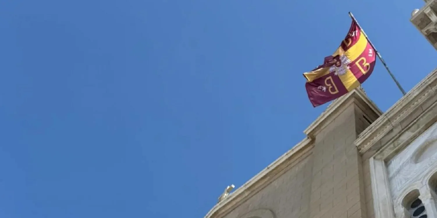 Ισχυροί άνεμοι έριξαν σταυρό από λάβαρο στη Μητρόπολη – Αναστάτωση έξω από την εξόδιο ακολουθία της Αρβελέρ