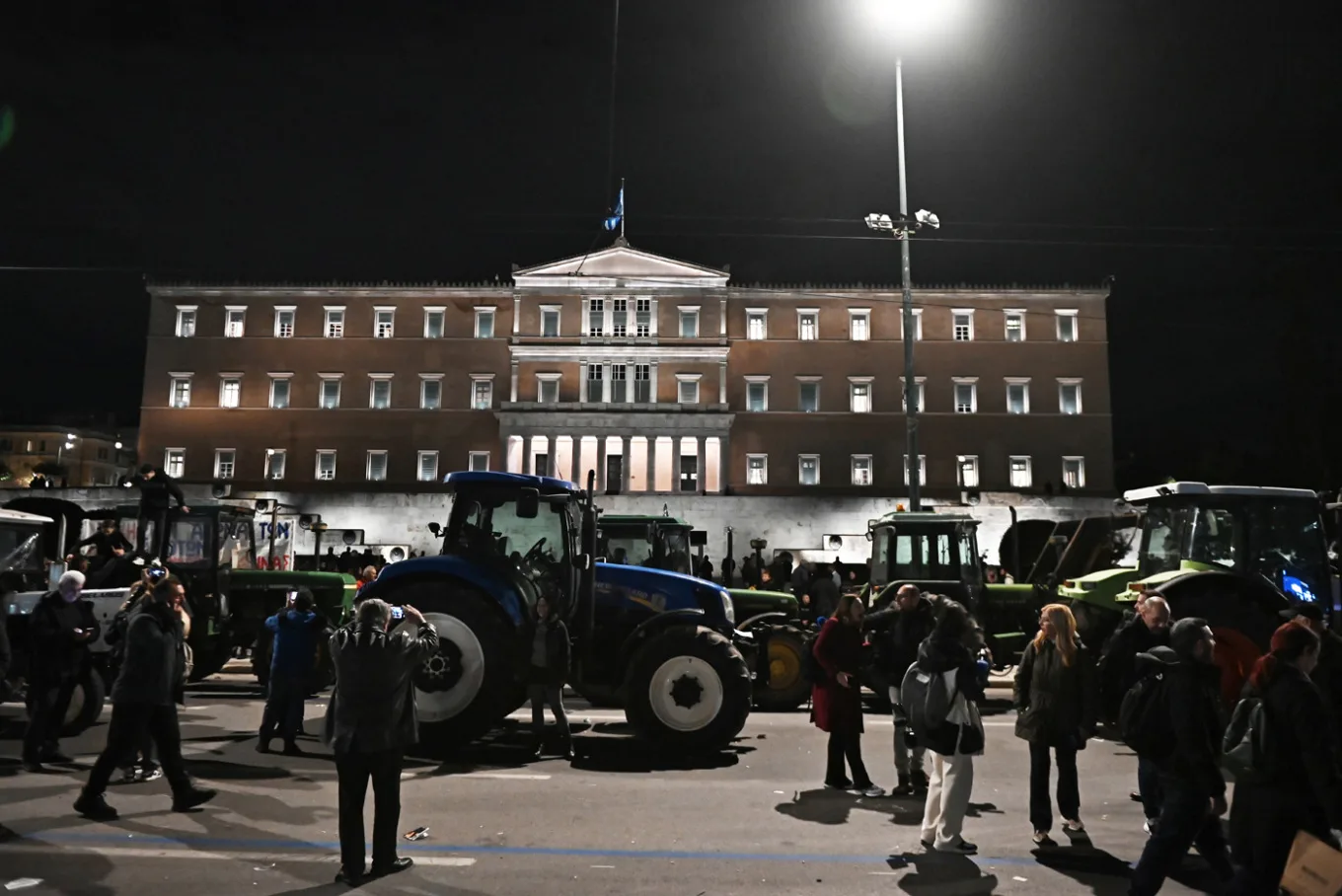 Αγρότες: Παρατεταγμένα τα τρακτέρ έξω από τη Βουλή, θα διανυκτερεύσουν στο Σύνταγμα, ΒΙΝΤΕΟ