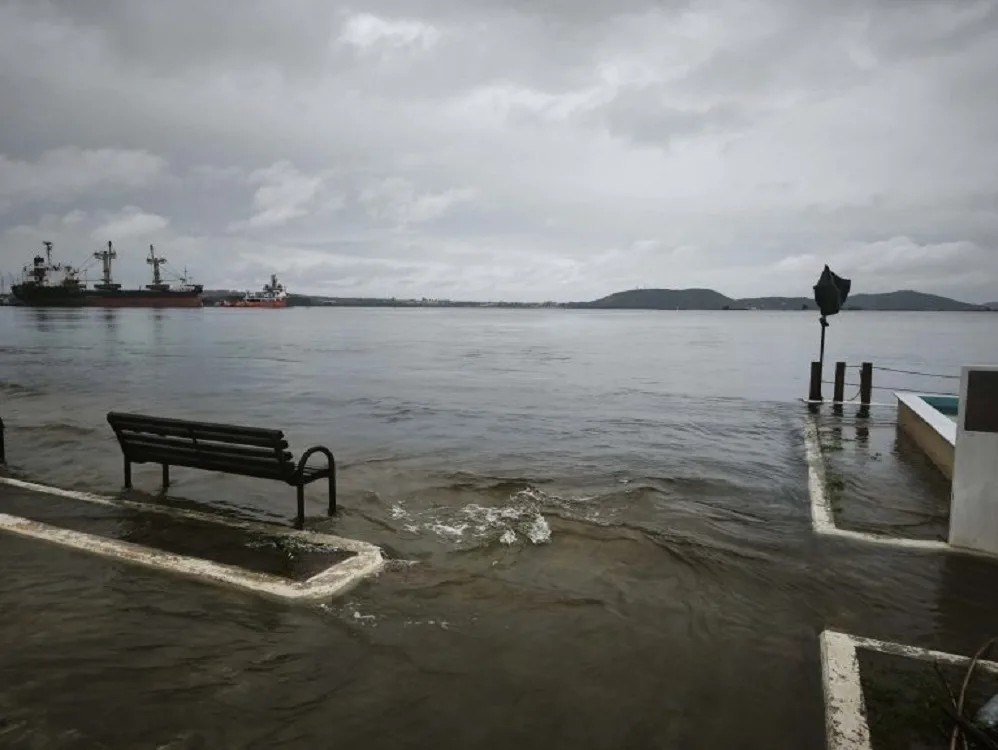 Πρέβεζα: Η θάλασσα «κατέλαβε» το λιμάνι – Παγκάκια μισοβυθισμένα μετά την κακοκαιρία