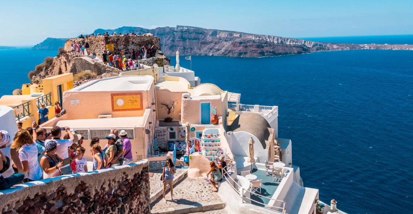 Τουρισμός: Ισχυρό φινάλε το 2025 με άνοδο εσόδων και ταξιδιωτών – Τι δείχνουν τα στοιχεία της ΤτΕ