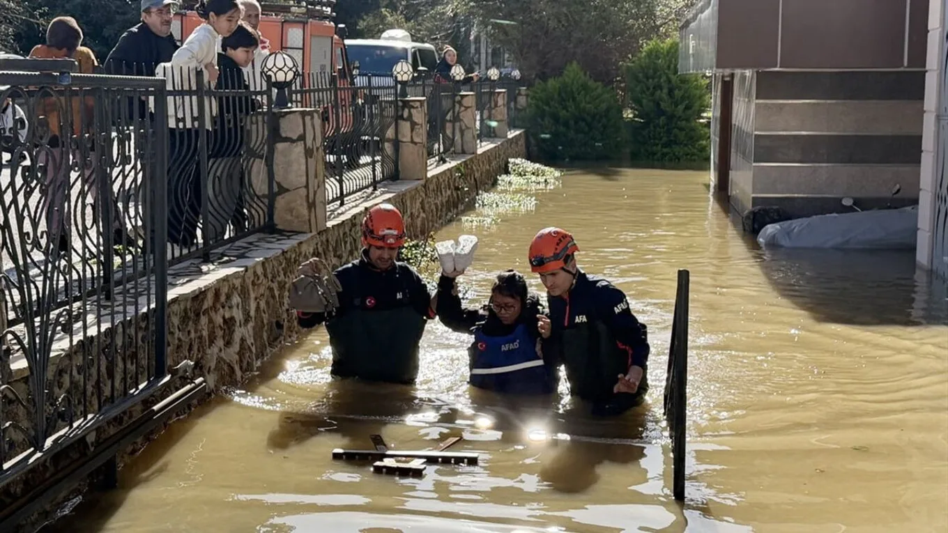 Τουρκία: Υπερχείλιση στο φράγμα Ντιμ στην Αττάλεια έφερε σαρωτικές πλημμύρες - Παρασύρθηκε ολόκληρο εστιατόριο