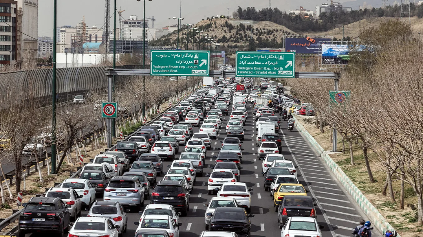 Τεχεράνη: Την εγκαταλείπουν οι Ιρανοί, ουρές σε σούπερ μάρκετ και βενζινάδικα, δείτε φωτογραφίες
