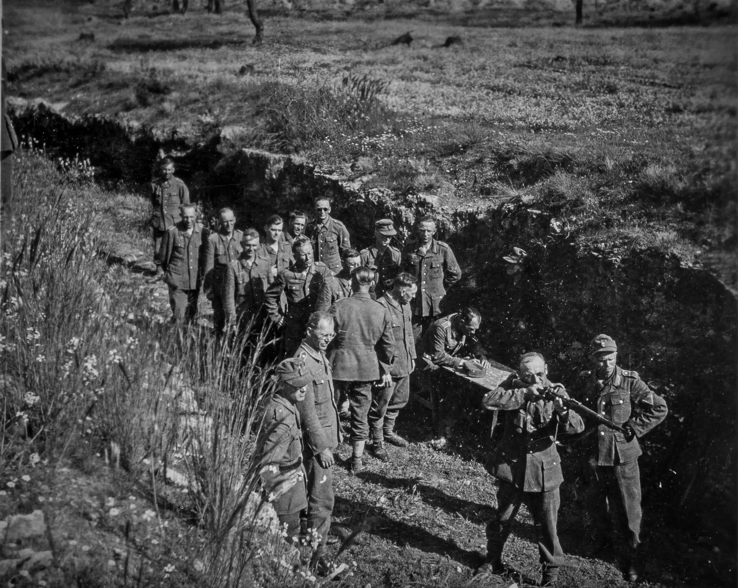 «Καλύτερα να πεθαίνει κανείς στον αγώνα για τη λευτεριά, παρά να ζει σκλάβος», συγκλονίζουν οι φωτογραφίες από τους 200 της Καισαριανής