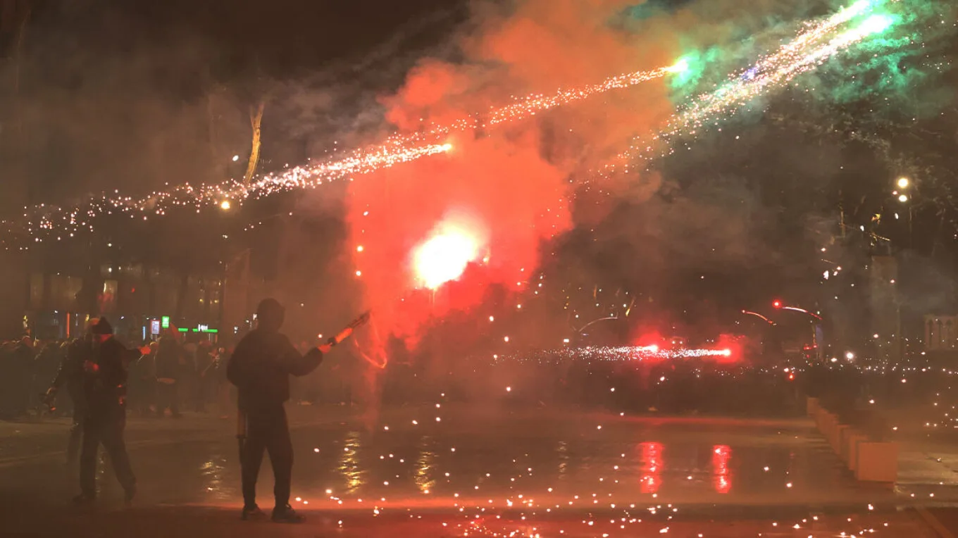 Επεισόδια στα Τίρανα μετά από αντικυβερνητική διαδήλωση – Μολότοφ και δακρυγόνα στους δρόμους ΒΙΝΤΕΟ