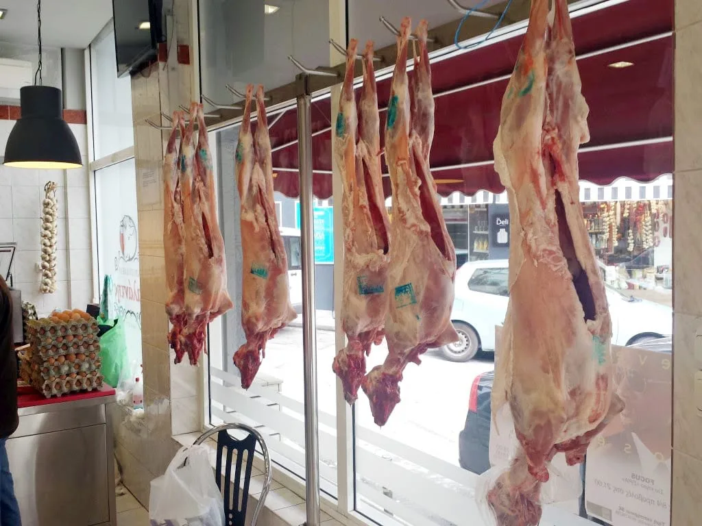 Πάσχα με αρνί «χρυσάφι»: Πόσο θα κοστίσει το πασχαλινό τραπέζι - «Φωτιά» στις τιμές του οβελία