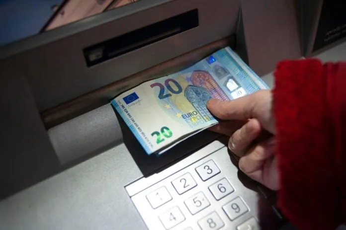 Αυξήσεις για 9 στους 10 δημοσίους υπαλλήλους - Παραδείγματα για τα παραπάνω χρήματα