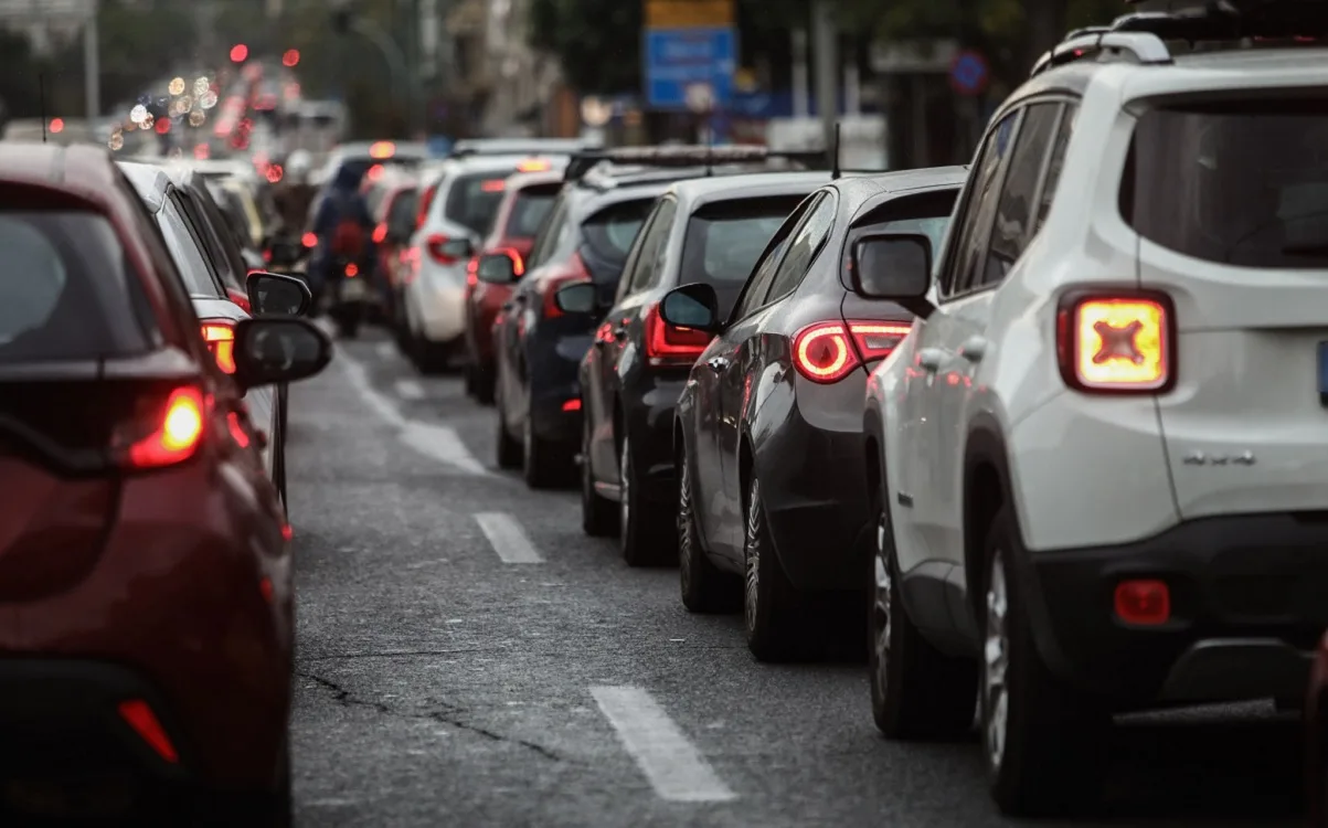 «Ραβασάκια» ΑΑΔΕ για ανασφάλιστα ΙΧ, «καίνε» τα πρόστιμα