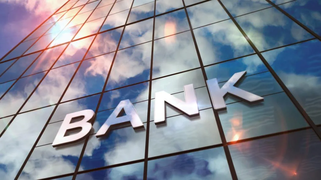 Τι ισχύει τελικά με τις χρεώσεις στους τραπεζικούς λογαριασμούς – Η θέση των τραπεζών