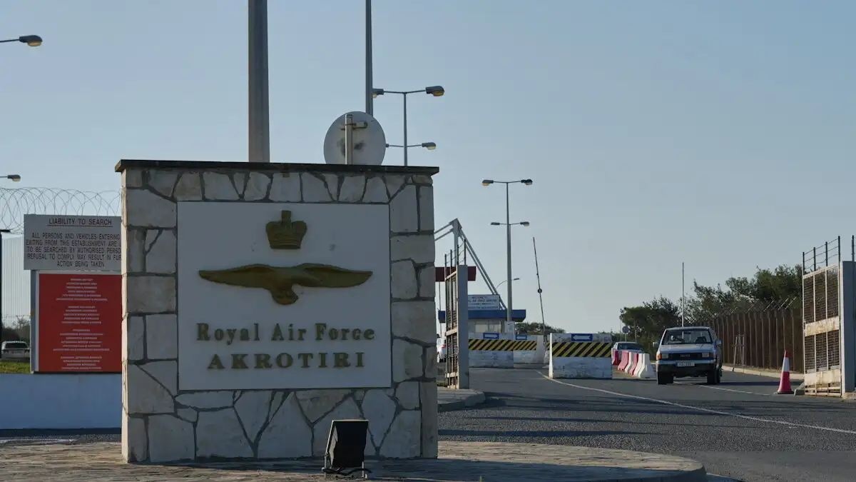 Στην Κύπρο λήξη συναγερμού στο Ακρωτήρι, επαναλειτουργεί το αεροδρόμιο της Πάφου