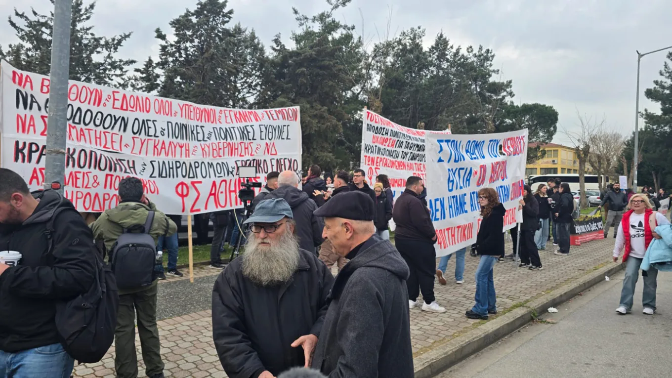 Ξεκινά η δίκη για τα Τέμπη στην Λάρισα: Η ώρα της Δικαιοσύνης για την εθνική τραγωδία, άνοιξαν οι πόρτες για τους συγγενείς ΝΕΟΤΕΡΑ