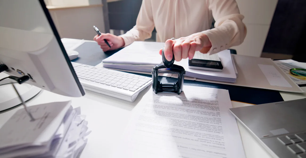 Ποιοι δημόσιοι υπάλληλοι βλέπουν αύξηση στις αποδοχές τους το 2026