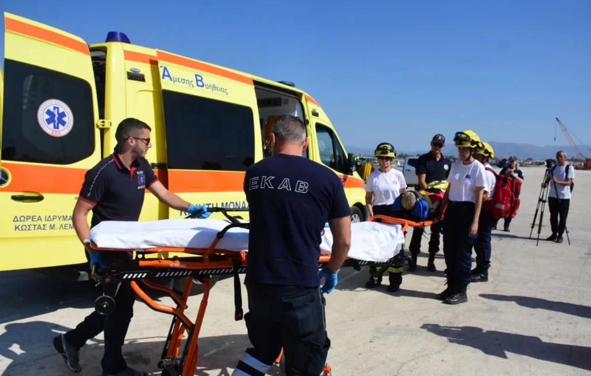 Ηλικιωμένος έπεσε στη θάλασσα, ανασύρθηκε και μεταφέρθηκε στο νοσοκομείο