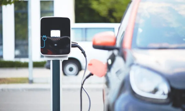 Ηλεκτρικά οχήματα και πετρέλαιο: Πόσα βαρέλια εξοικονομήθηκαν μέσα σε έναν χρόνο