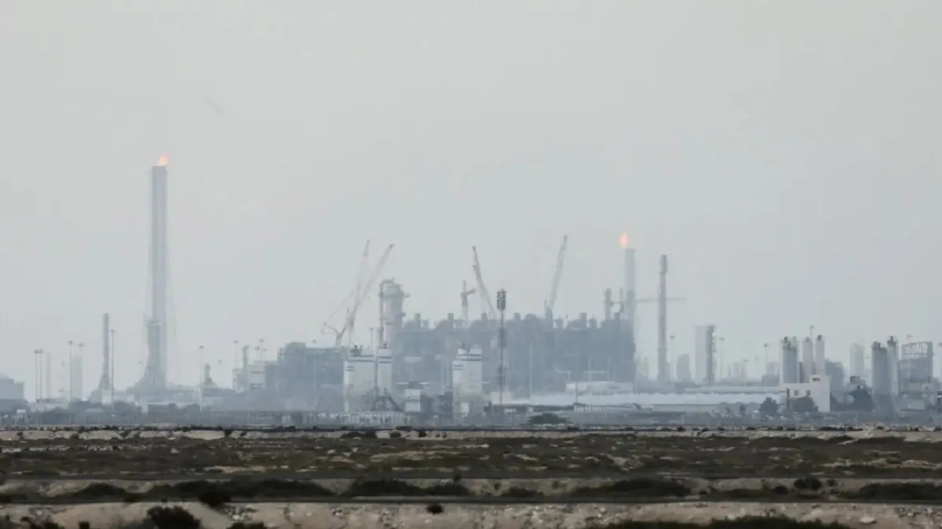 Ιράν: Νέα χτυπήματα σε διυλιστήρια και ενεργειακές εγκαταστάσεις στον Κόλπο - Κλιμακώνεται η πίεση στις πετρελαιοπαραγωγές χώρες