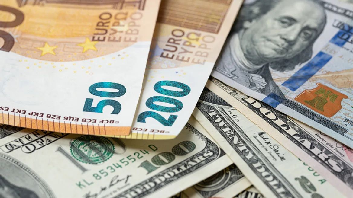 Συνάλλαγμα: Πιέσεις στο ευρώ, κερδίζει έδαφος το δολάριο στις διεθνείς αγορές