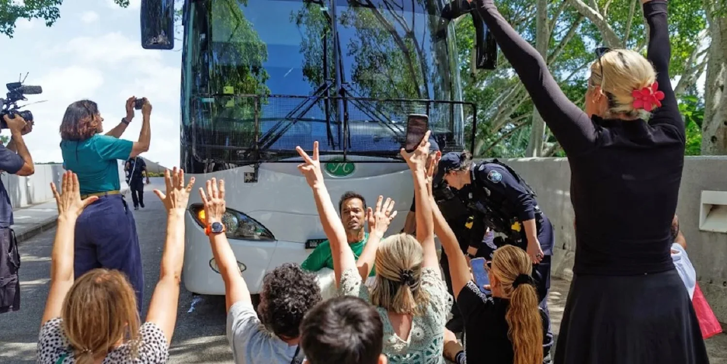 Αυστραλία: Δάκρυα και μπλόκο στο λεωφορείο των Ιρανών ποδοσφαιριστριών – Διαδηλωτές φώναζαν «σώστε τα κορίτσια»