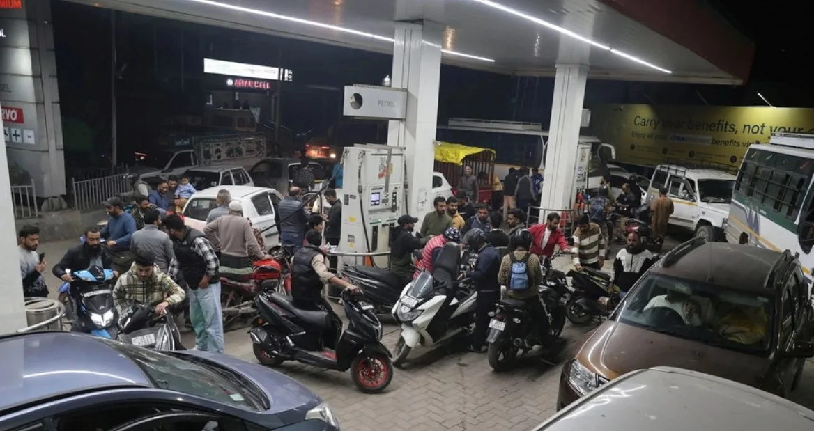 Ινδία: Κορυφώνεται η κρίση των καύσιμων, σπρωξιές και ξύλο στα βενζινάδικα ΒΙΝΤΕΟ