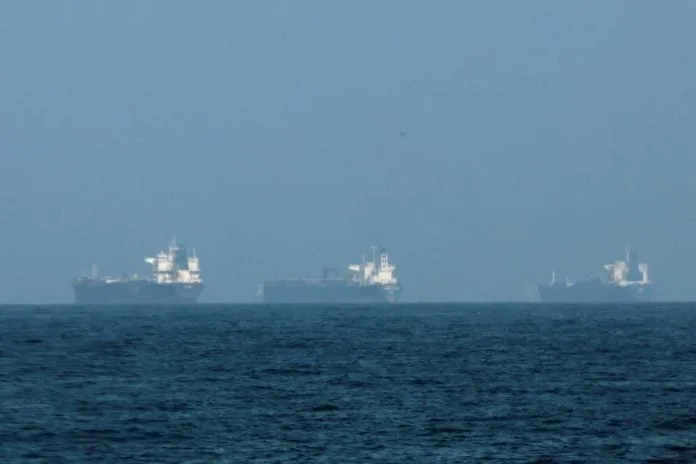 Στενά του Ορμούζ: Εκατοντάδες πλοία σε αναμονή εν μέσω κλιμάκωσης και απειλών