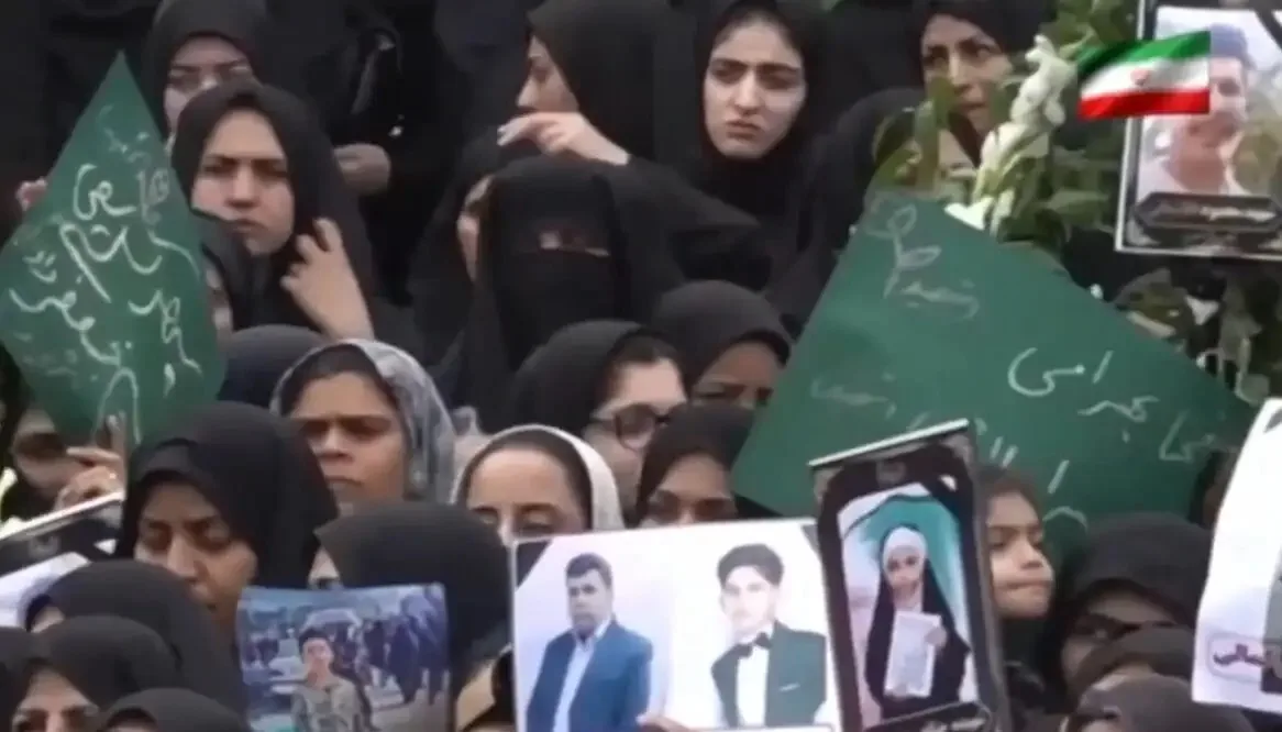 Ιράν: Θρήνος και οργή στις κηδείες των 168 μαθητριών, συνθήματα κατά Τραμπ ΒΙΝΤΕΟ