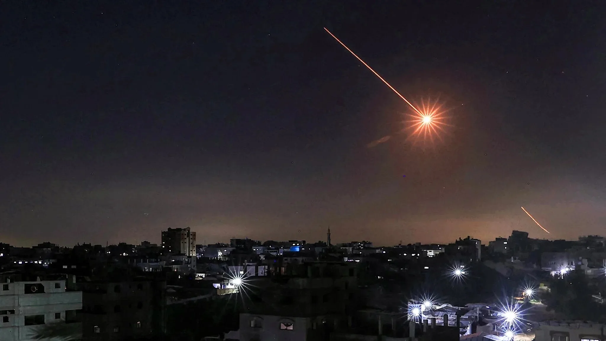 Μέση Ανατολή: Τριγωνικές συνομιλίες για τον τερματισμό του πολέμου, η Τεχεράνη έχει βάλει 12 νάρκες στα Στενά του Ορμούζ, λέει το CBS