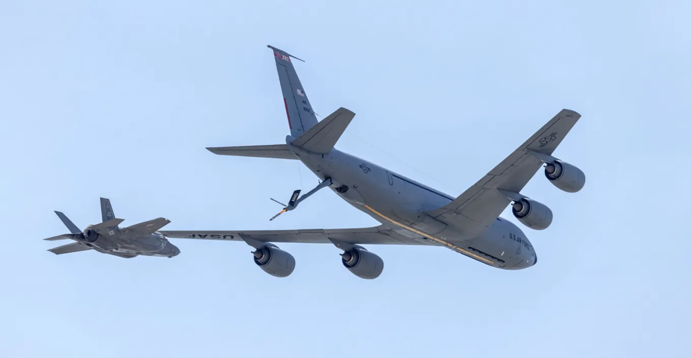 Τραμπ: «Παρακολουθήστε τι θα συμβεί σήμερα σε αυτούς τους τρελούς αλήτες» - Θρίλερ με αμερικανικό ιπτάμενο τάνκερ