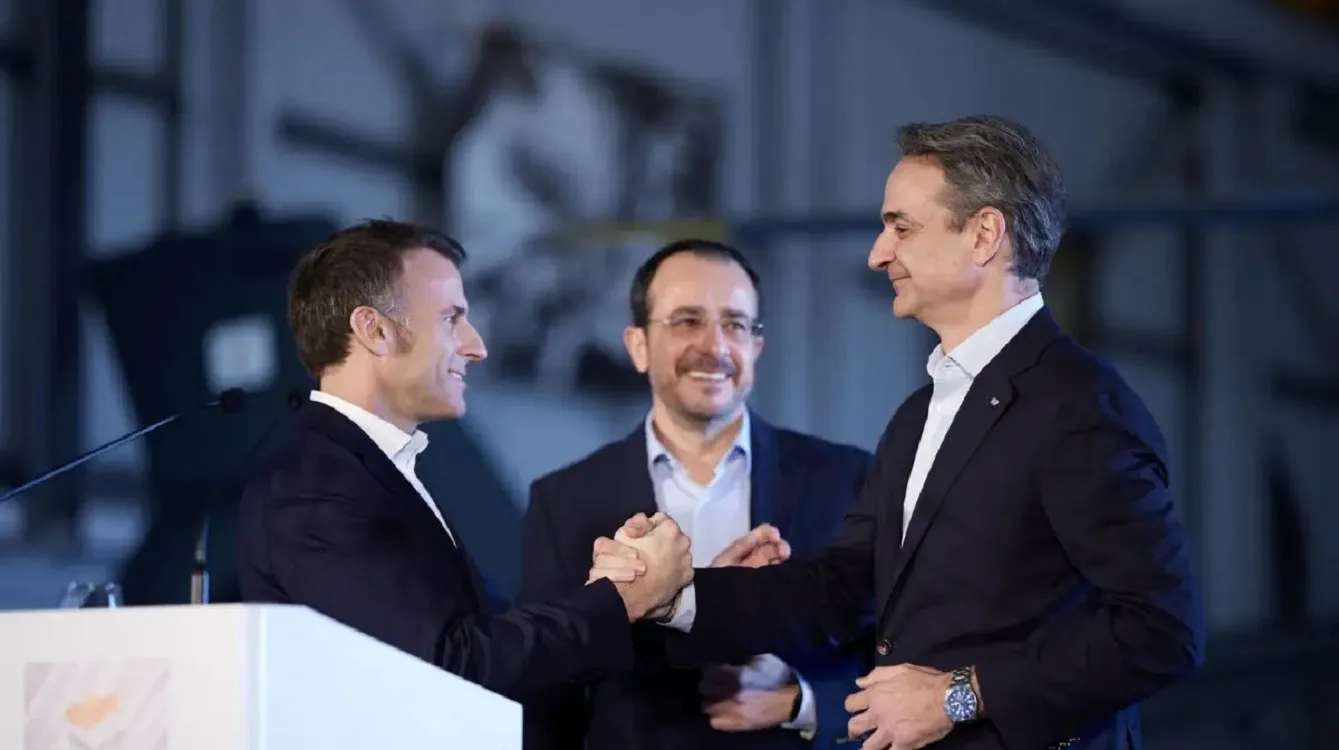 Ανησυχία από ανάρτηση Μακρόν για «επιθέσεις με drones και πυραύλους» στην Κύπρο – «Δεν υπάρχει κάτι τέτοιο», απαντά η Λευκωσία