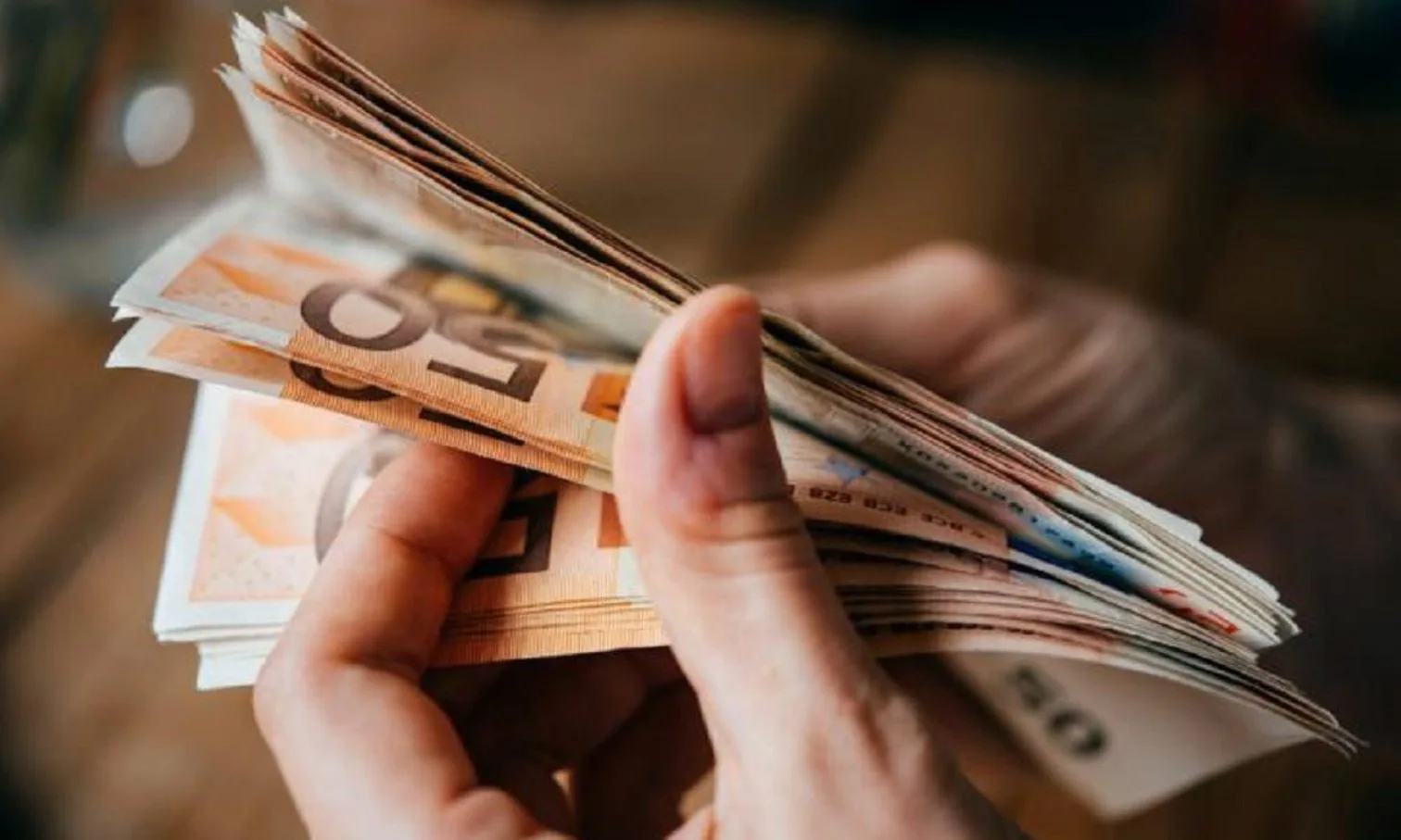 Νέος κατώτατος μισθός: Τι αλλάζει για 575.000 εργαζόμενους – Οι νέες καθαρές αποδοχές και το δώρο Πάσχα