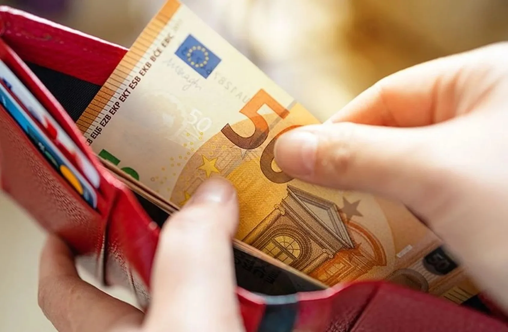 Νέος κατώτατος μισθός 920 ευρώ: Ποιοι εργαζόμενοι κερδίζουν «διπλά» από 1η Απριλίου ΠΑΡΑΔΕΙΓΜΑΤΑ